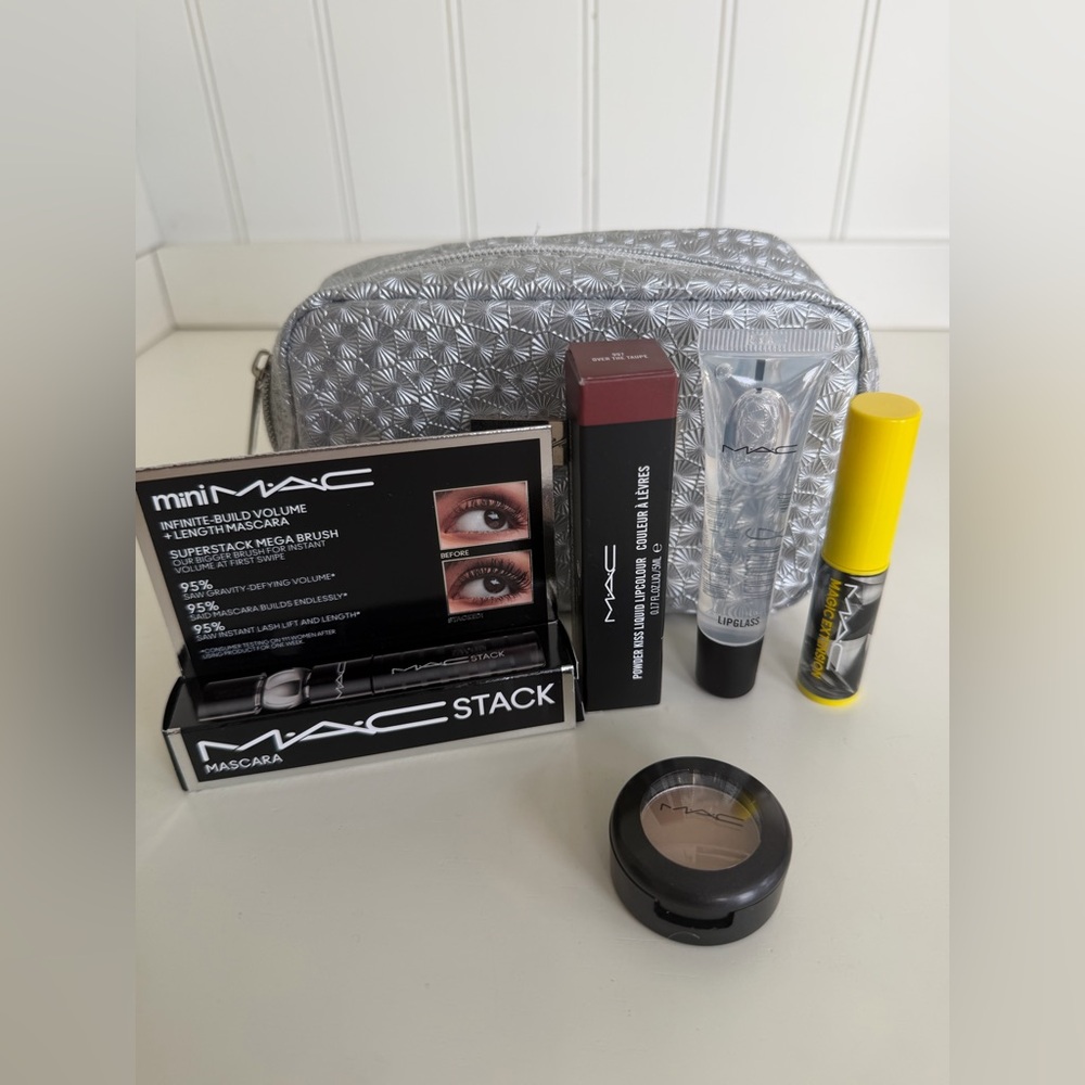🔥MAC Cosmetics Holiday Set with Cosmetic Bag